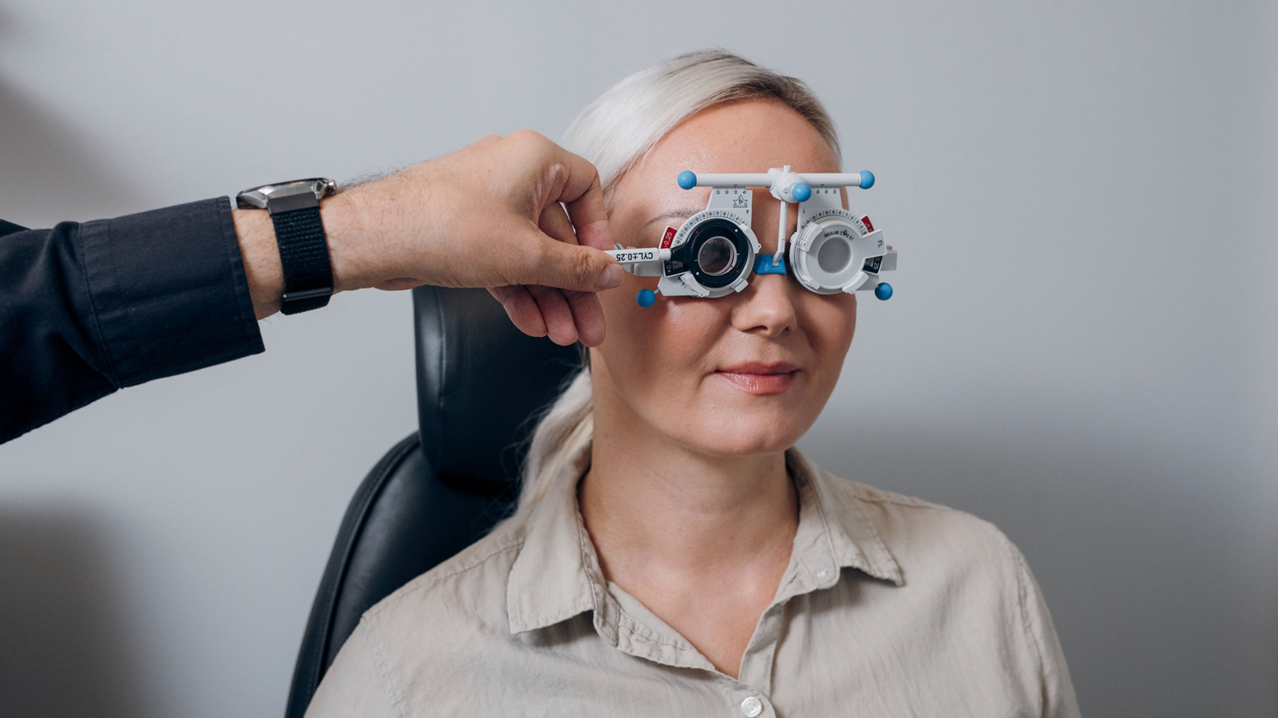 Asiakas n&auml;&ouml;ntutkimuksessa koekehykset kasvoillaan